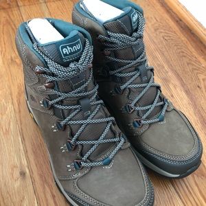 BRAND NEW Teva Ahnu Hiking Boots